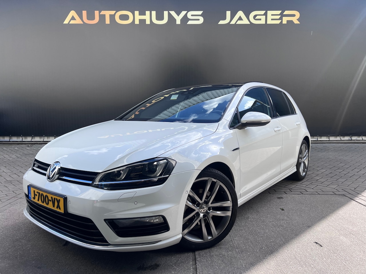 Volkswagen Golf - 1.4 TSI Highline - R-Line Pano Parkeersensoren Stoelverwarming - AutoWereld.nl