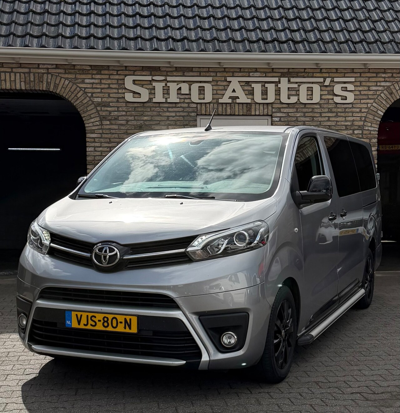 Toyota PROACE Long Worker - 2.0 D-4D Black Line DC Bj 2021 Zeer luxe Bus - AutoWereld.nl