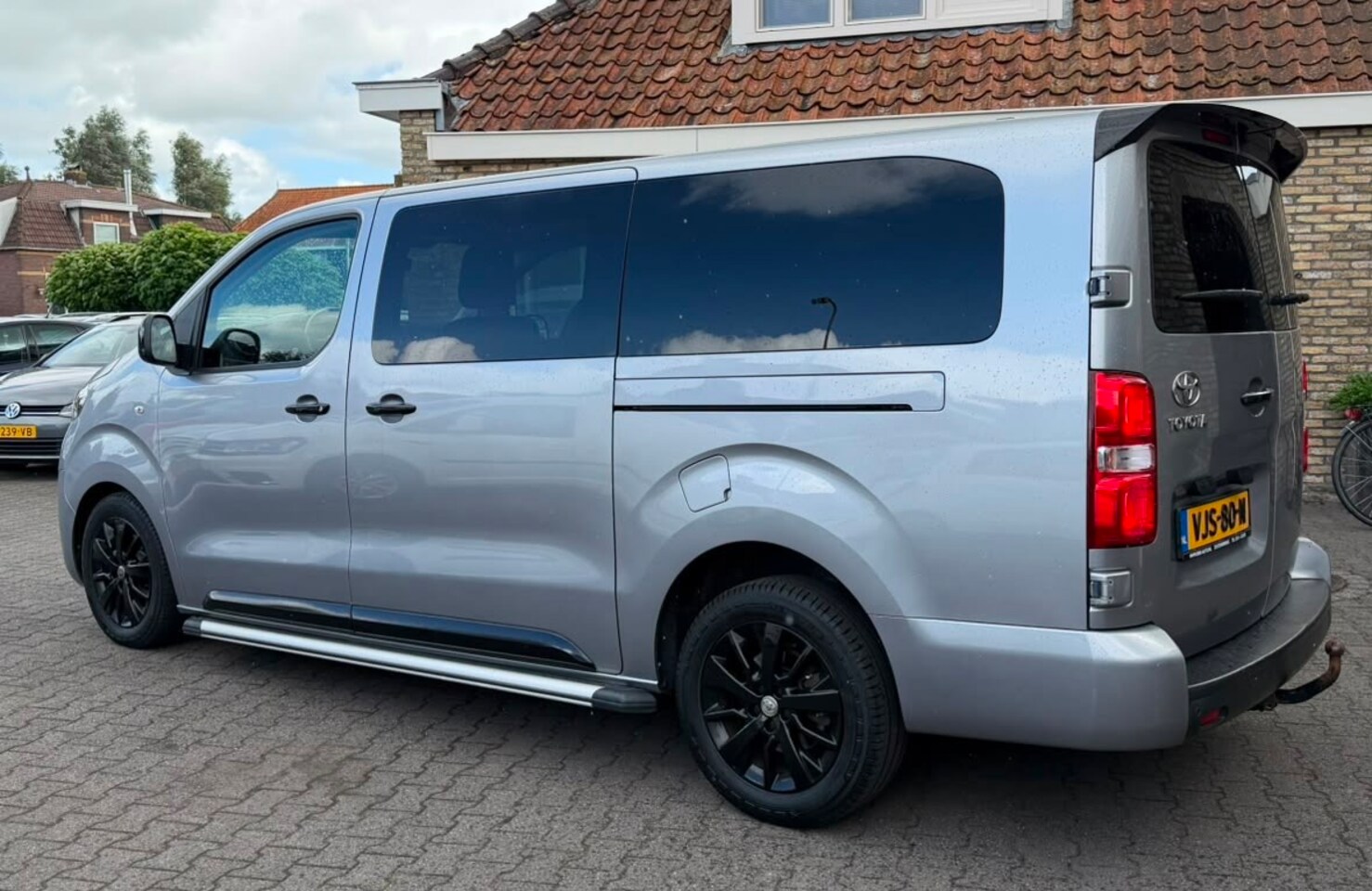 Toyota PROACE Long Worker - 2.0 D-4D Black Line DC Bj 2021 Zeer luxe Bus - AutoWereld.nl