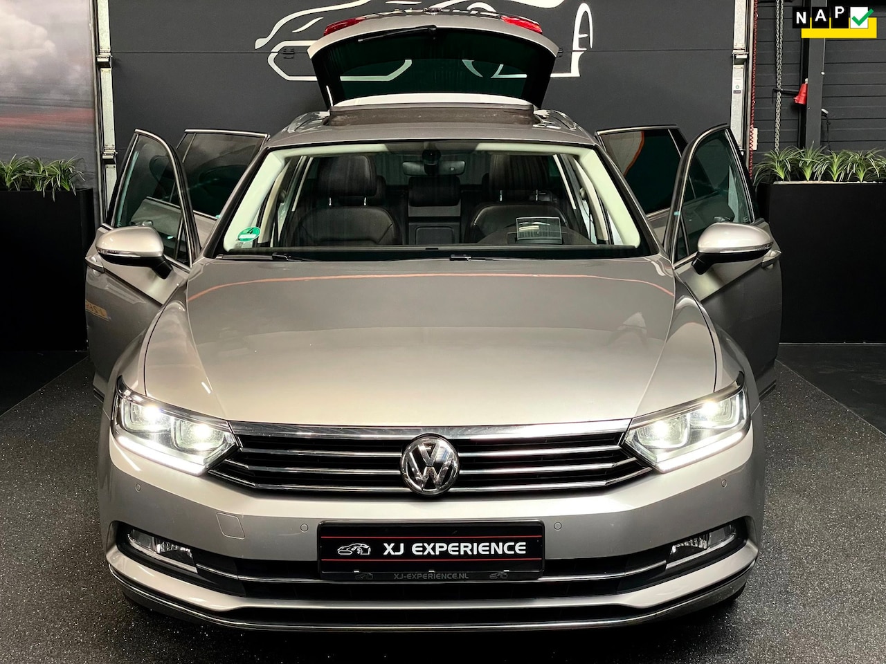 Volkswagen Passat Variant - 1.6 TDI Connected Plus PANO HUD LEER AUTOMAAT TREKH - AutoWereld.nl