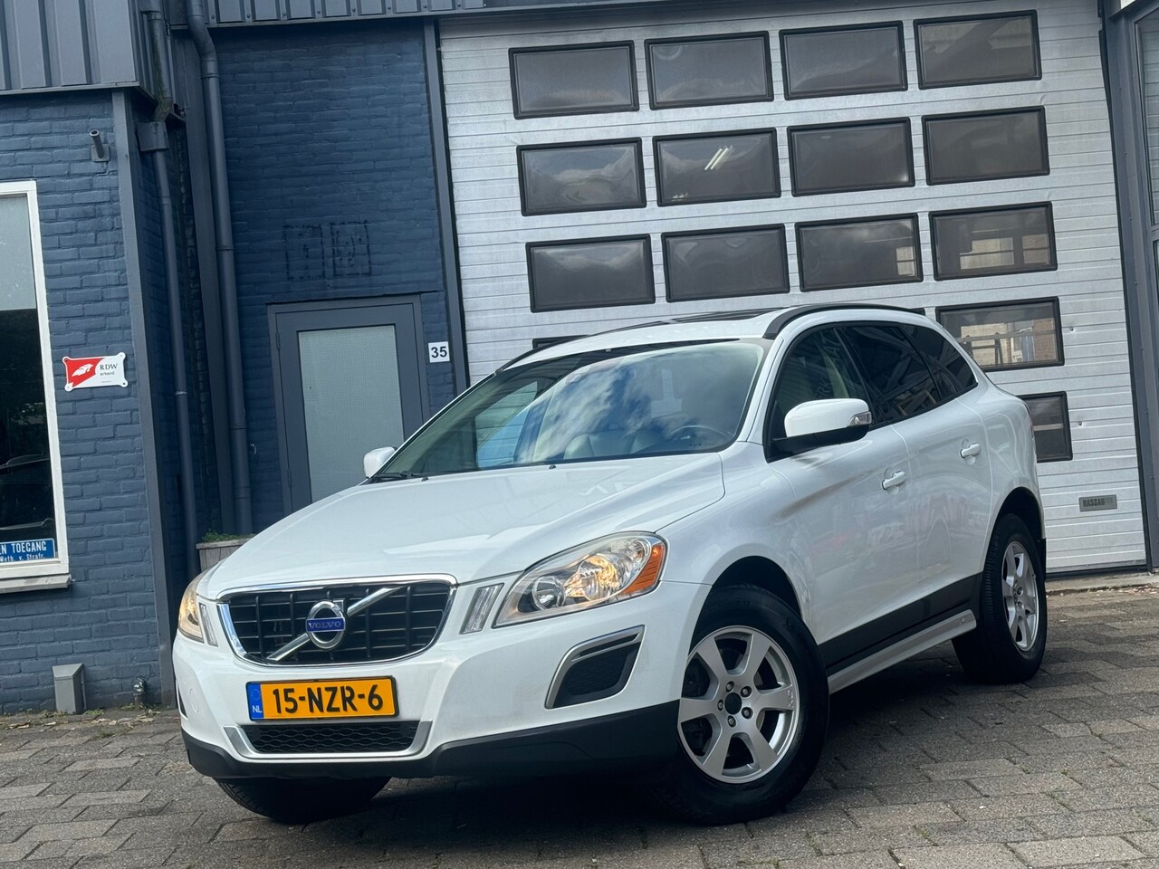Volvo XC60 - 2.0T Kinetic | Clima | Cruise | Navi | Pano | Automaat - AutoWereld.nl