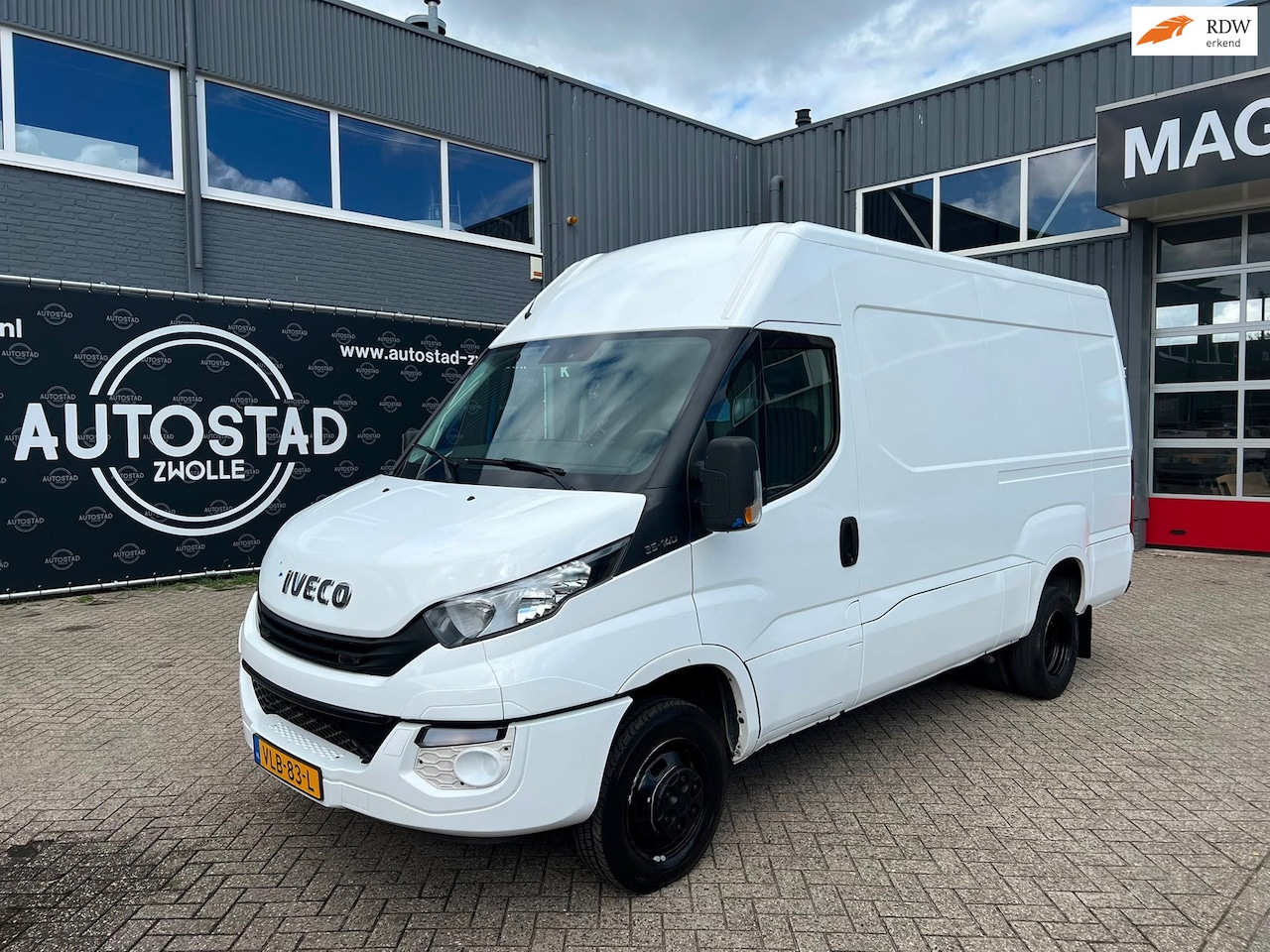 Iveco Daily - 35C14V 2.3 352 H1 Euro 6 / NAP / APK / Airco / 3 Zits / Trekhaak - AutoWereld.nl