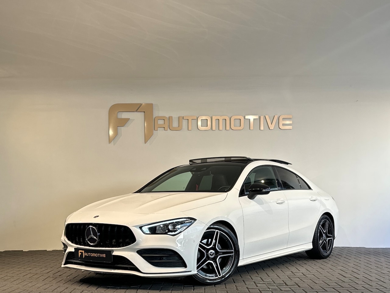 Mercedes-Benz CLA-Klasse - 180 AMG Pano|Sfeer|Stoelverwarming|Lane|Cruise - AutoWereld.nl