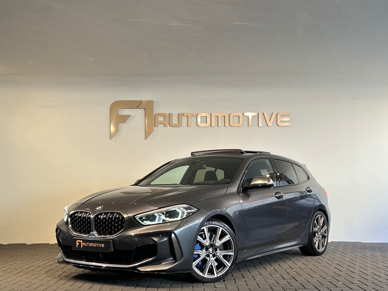 BMW 1-serie - M135i xDrive Pano|H/K|Kuipstoelen|Camera|Sfeer - AutoWereld.nl