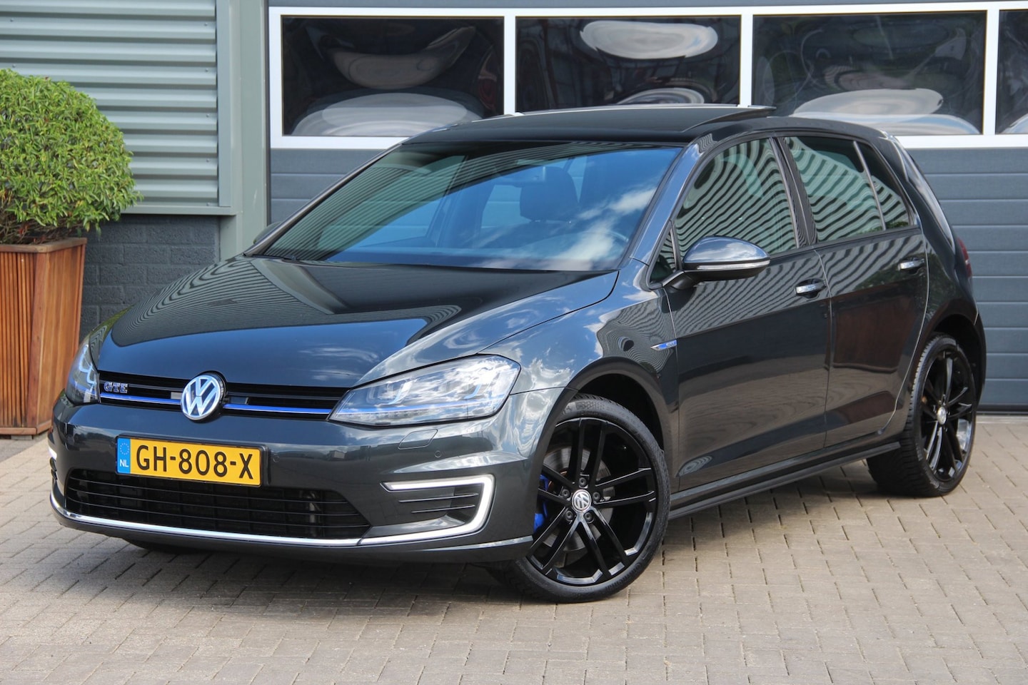 Volkswagen Golf - 1.4 TSI GTE NL Auto | 1e Eigenaar | PANO-DAK | Sfeerverl | Leder | Keyless-Go | Stoelverw - AutoWereld.nl