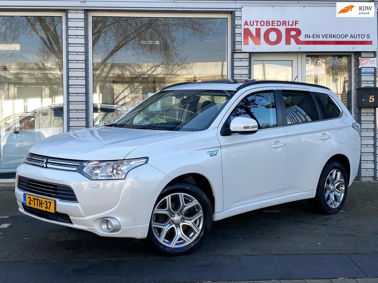 Mitsubishi Outlander - 2.0 PHEV instyle 2.0 PHEV Instyle ( BENZINE MOTOR MAAKT RATELEND GELUID ) - AutoWereld.nl