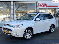 Mitsubishi Outlander - 2.0 PHEV Instyle ( BENZINE MOTOR MAAKT RATELEND GELUID )