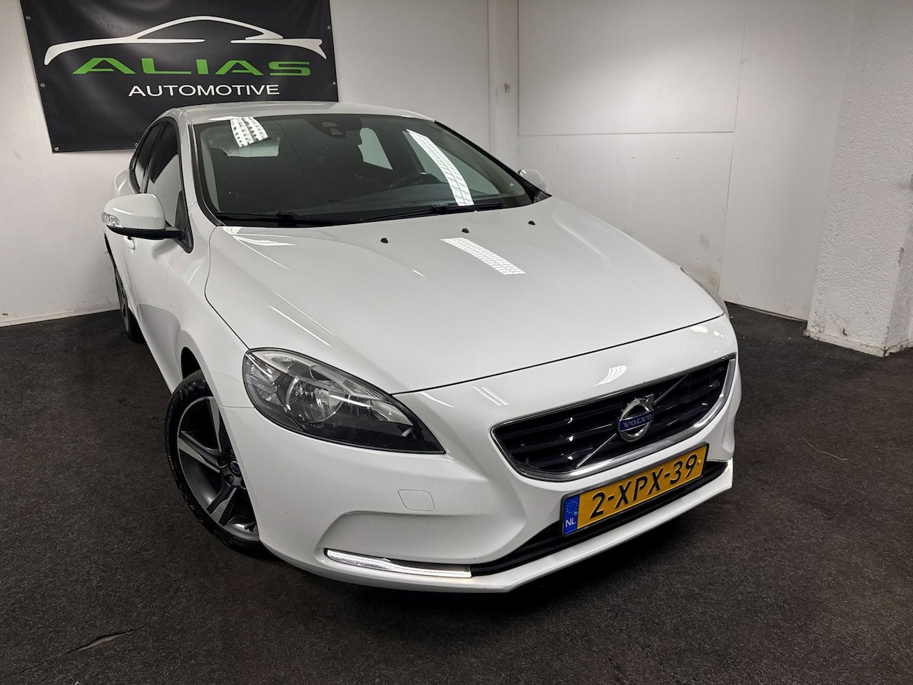 Volvo V40 - 2.0 D4 Kinetic Business - PDC - Navi - NAP - APK 2027 - AutoWereld.nl