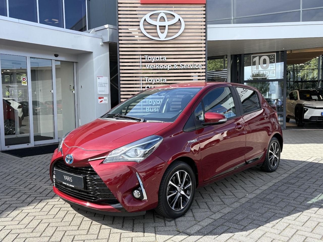 Toyota Yaris - 1.5 Hybrid DESIGN STOELVERW CRUISE CLIMA CAMERA BLUETOOTH LM-VELGEN 4S-BANDEN PRIVACY GLAS - AutoWereld.nl