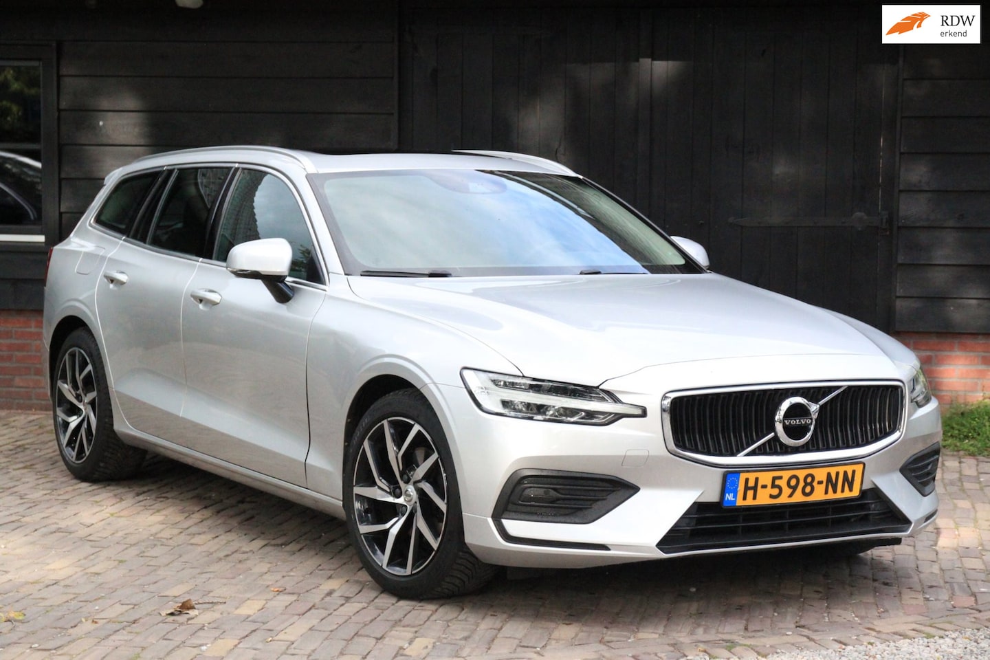 Volvo V60 - 2.0 T4 Momentum Pro Panorama-Elek,Dak/Camera/Parkeersensor v,a/Trekhaak uitklapbaar - AutoWereld.nl
