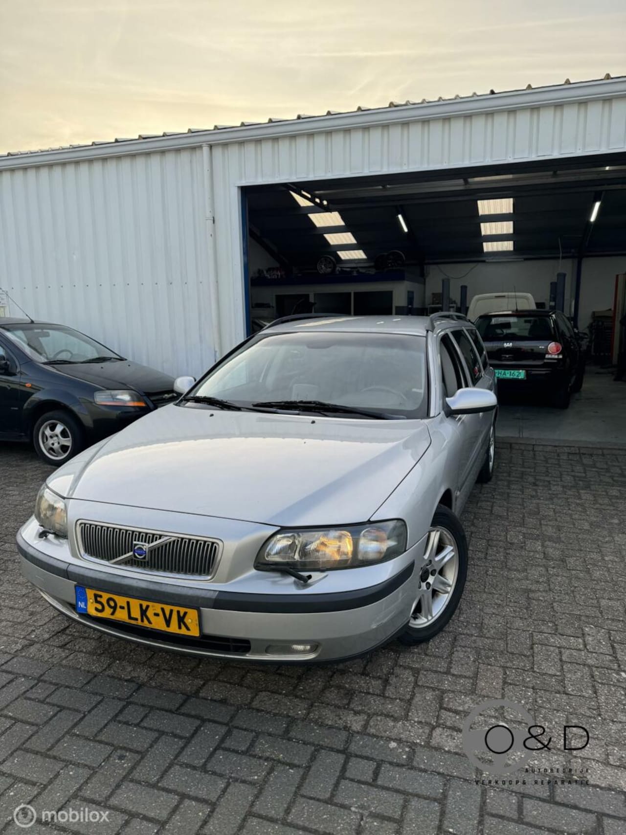 Volvo V70 - 2.4 D5 Edition II | Trekhaak | Navi | Leer | APK - AutoWereld.nl