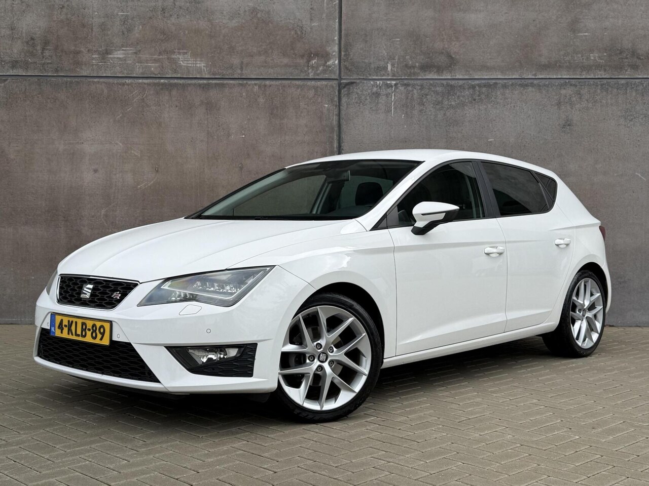 SEAT Leon - 1.4 TSI FR | Trekhaak | Navigatie | Full LED | Climate Control | Parkeersensoren | Dealer - AutoWereld.nl