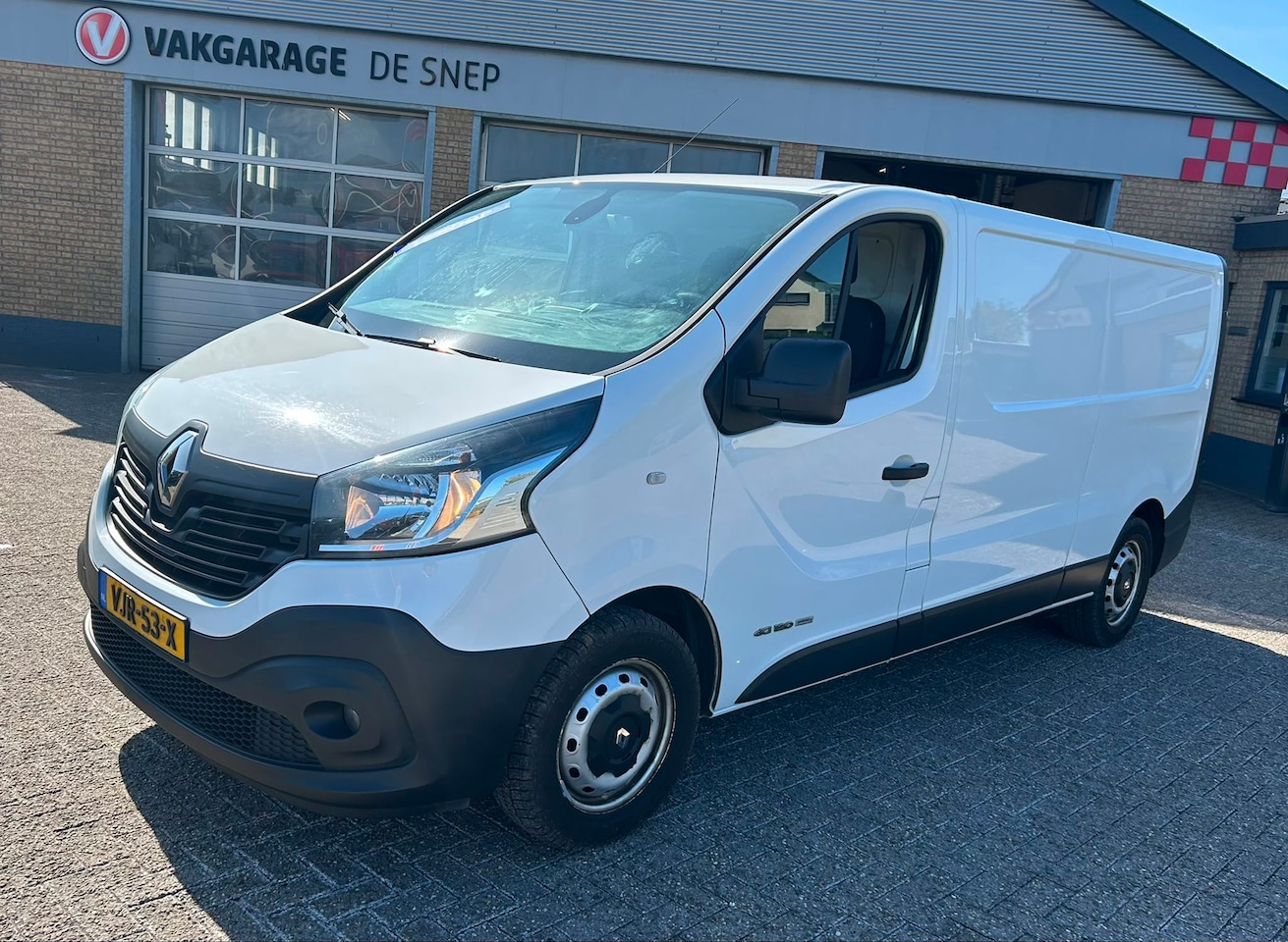 Renault Trafic - 1.6 dCi T29 L2H1 Achteruitrijcamera, trekhaak, aftimmering, etc - AutoWereld.nl