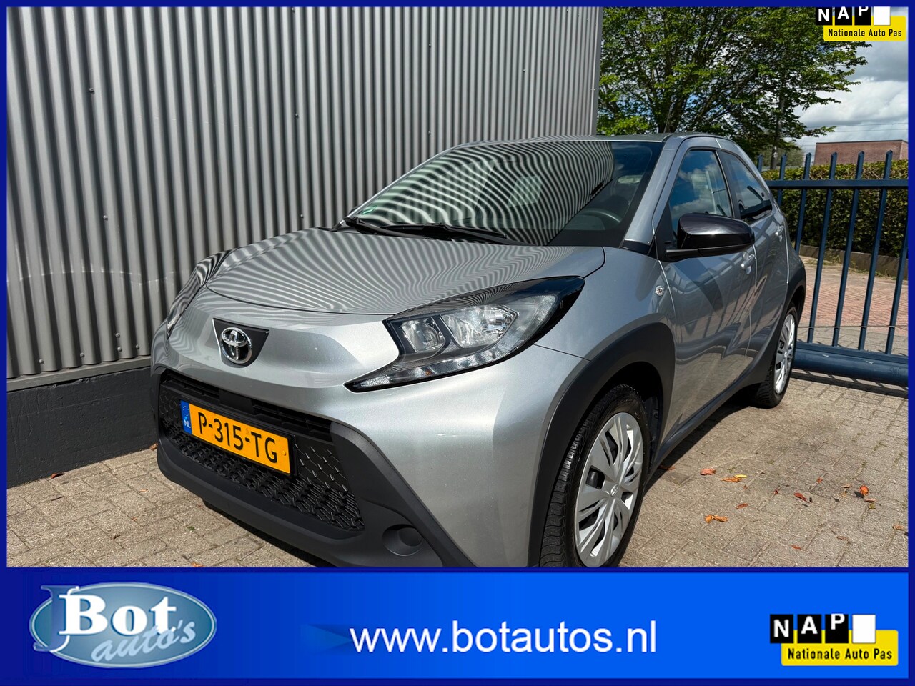 Toyota Aygo X - 1.0 VVT-i MT Play / 3X AYGO X OP VOORRAAD!! / APPLE CARPLAY / CAMERA / AIRCO / CRUISE CONT - AutoWereld.nl