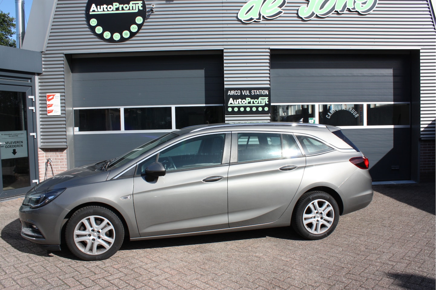 Opel Astra Sports Tourer - 1.6 CDTI Business+ LET OP ! Auto heeft lichte schade rechterzij. - AutoWereld.nl