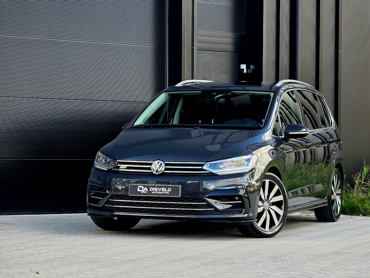 Volkswagen Touran - 1.5 TSI Highline Edition R 7p 3x R-line PANO ACC DSG Trekhaak 7-persoons - AutoWereld.nl