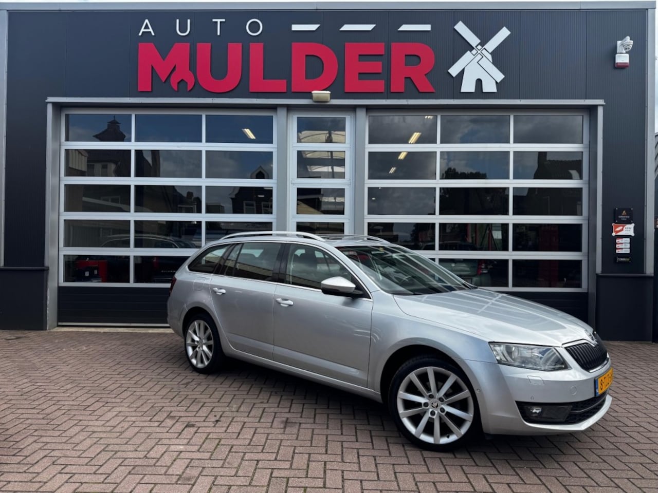 Skoda Octavia Combi - COMBI 1.2 TSI 105PK GREENTECH ELEGANCE BUS. / PANO / CRUISE / NAVI / - AutoWereld.nl