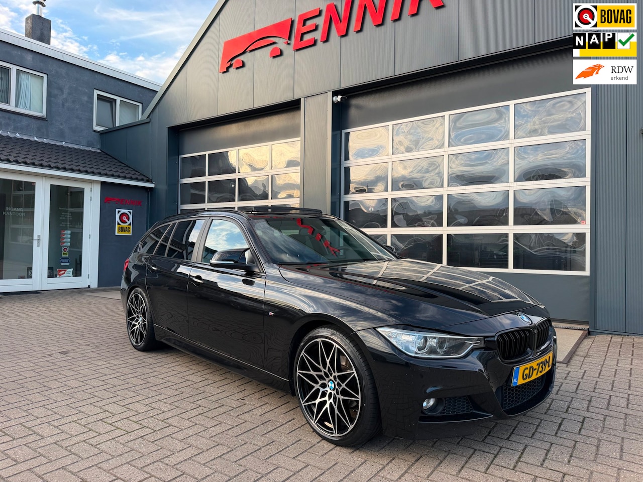 BMW 3-serie Touring - 320i High Executive M-Sport / Pano / Carplay / Leder / Trekhaak . - AutoWereld.nl