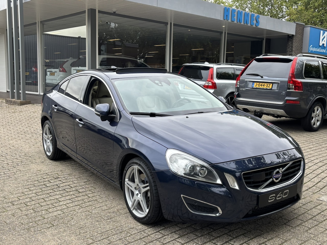 Volvo S60 - 3.0 T6 AWD Summum ACC Schuifdak Standkachel FourC - AutoWereld.nl