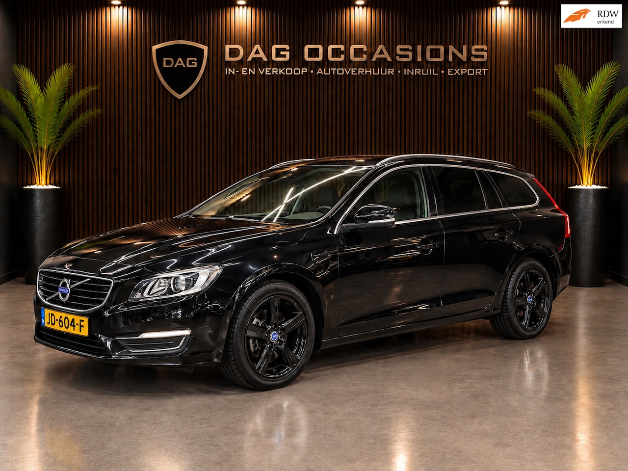 Volvo V60 - 2.4 D6 Twin Engine 4x4|CAMERA|DEALER|LEER - AutoWereld.nl