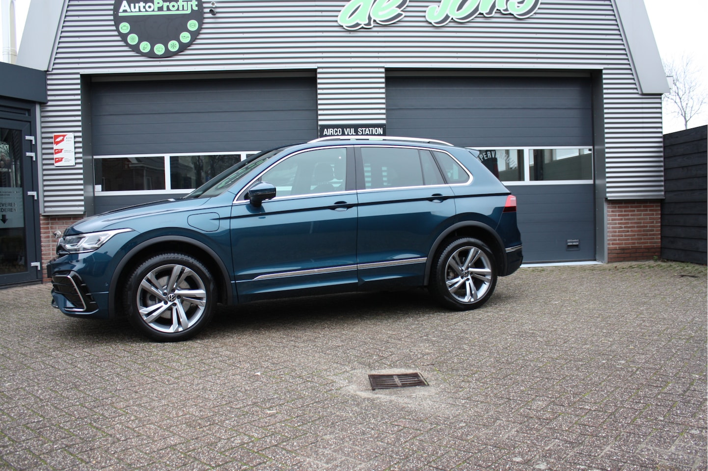 Volkswagen Tiguan - 1.4 TSI eHybrid R-Line Business+ Niet de goedkoopste, maar wel bomvol met opties. - AutoWereld.nl