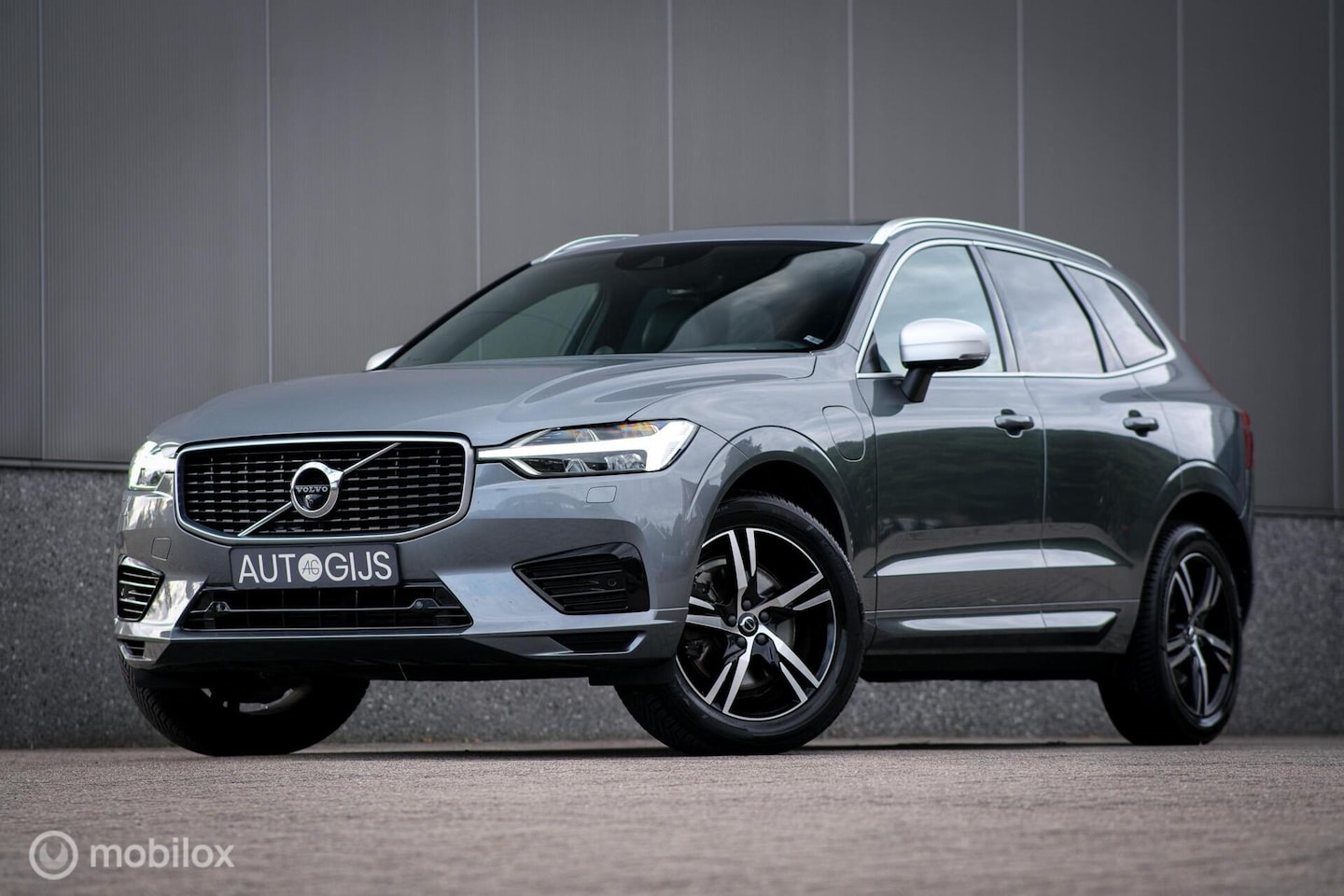 Volvo XC60 - 2.0 T8 Twin Engine AWD R-Design | B&W audio | Trekhaak | 360 camera | ACC | Pilot assist | - AutoWereld.nl