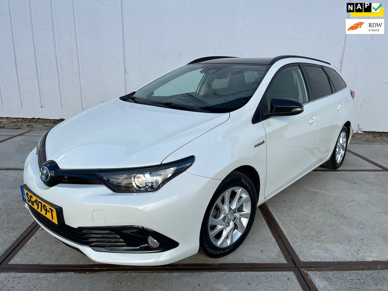 Toyota Auris - 1.8 Hybrid Black Edition Clima - trekhaak - full map navi - Lm velgen - bluetooth - NAP - - AutoWereld.nl