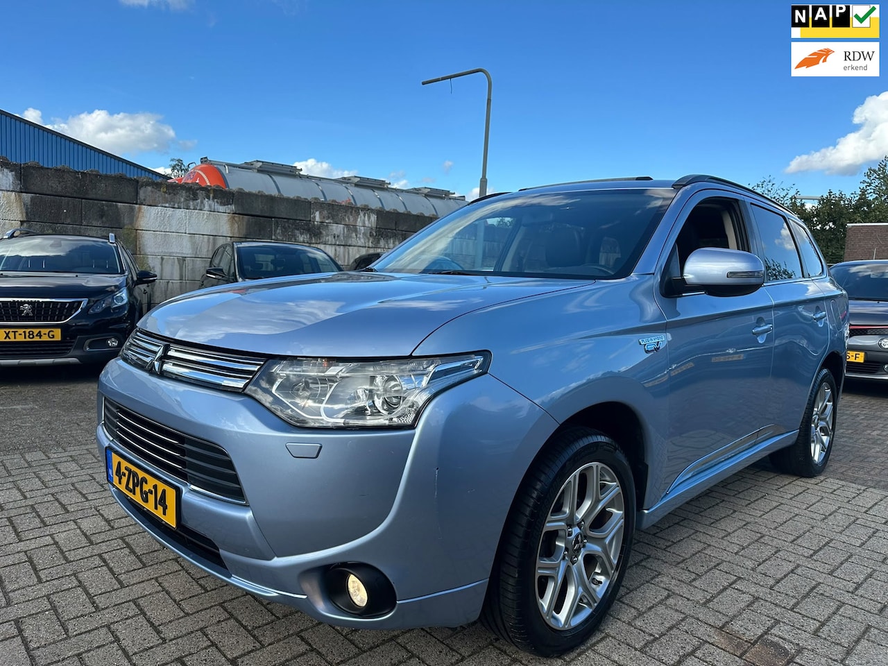 Mitsubishi Outlander - 2.0 PHEV Instyle AWD/ LEER/ SCHUIFDAK/ CAMERA/ LM VELGEN! - AutoWereld.nl