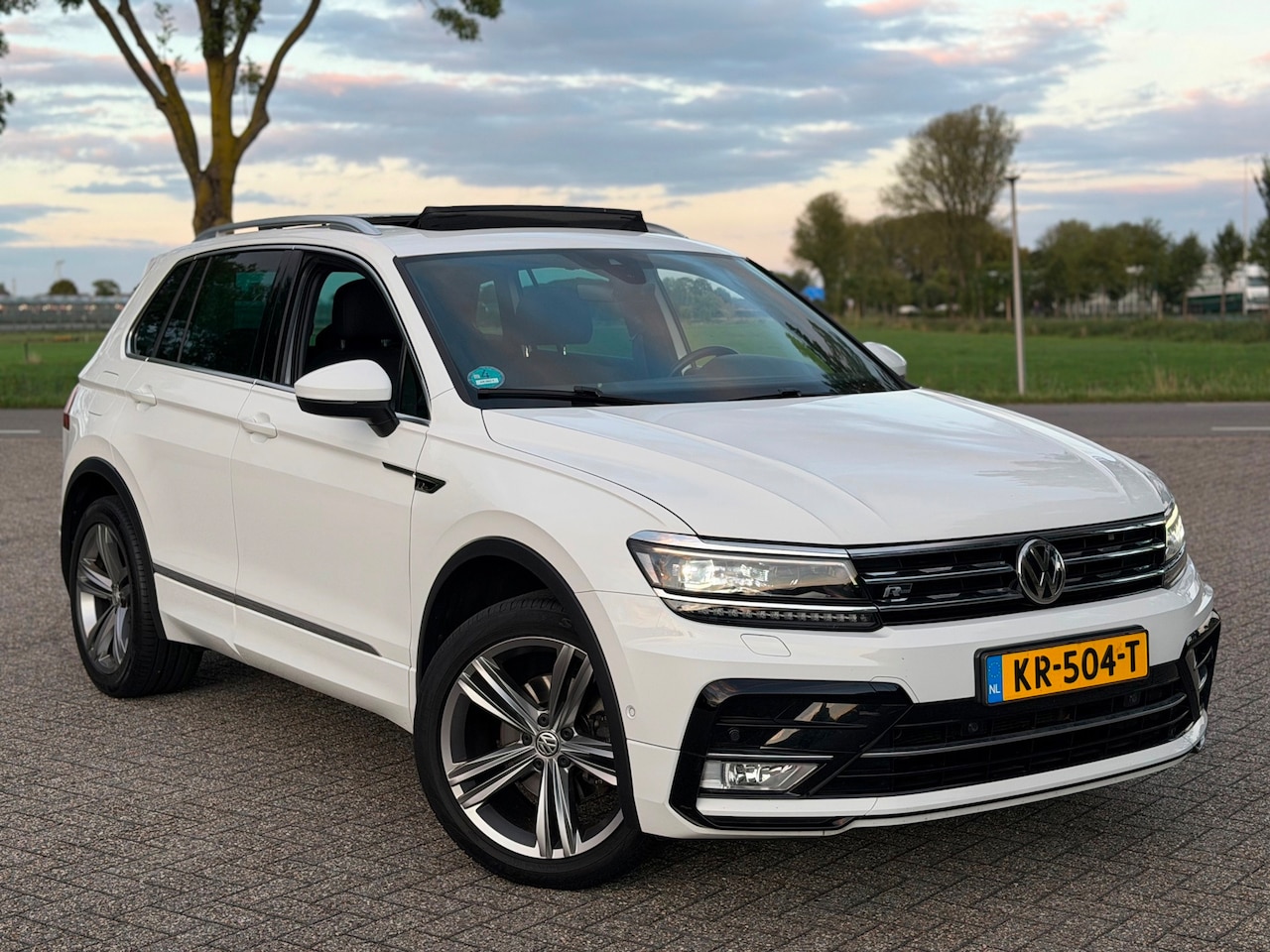 Volkswagen Tiguan - 1.4 TSI 125PK (bj 11-2016) R-Line PANO|CAMERA|SEBRING 19”|XENON - AutoWereld.nl