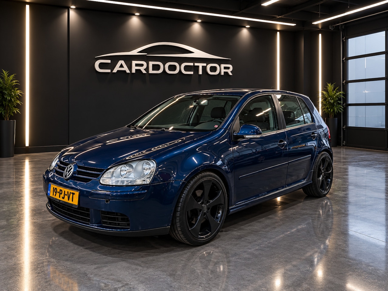 Volkswagen Golf - 2.0 FSI R32 LOOK - NW APK - AUTOMAAT - AIRCO - NAP!! - AutoWereld.nl