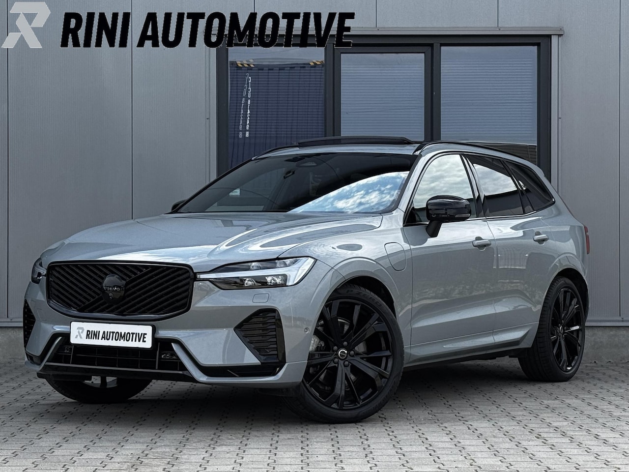 Volvo XC60 - 2.0 T8 Plug-in hybrid AWD Ultra Black Edition 455 PK | Pano | Luchtvering | 360 Camera - AutoWereld.nl