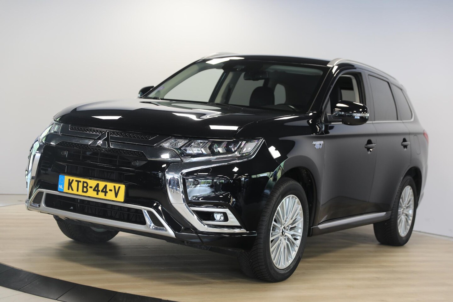 Mitsubishi Outlander - 2.4 PHEV Intense | Trekhaak | Cruise Adaptief | Apple Carplay - AutoWereld.nl
