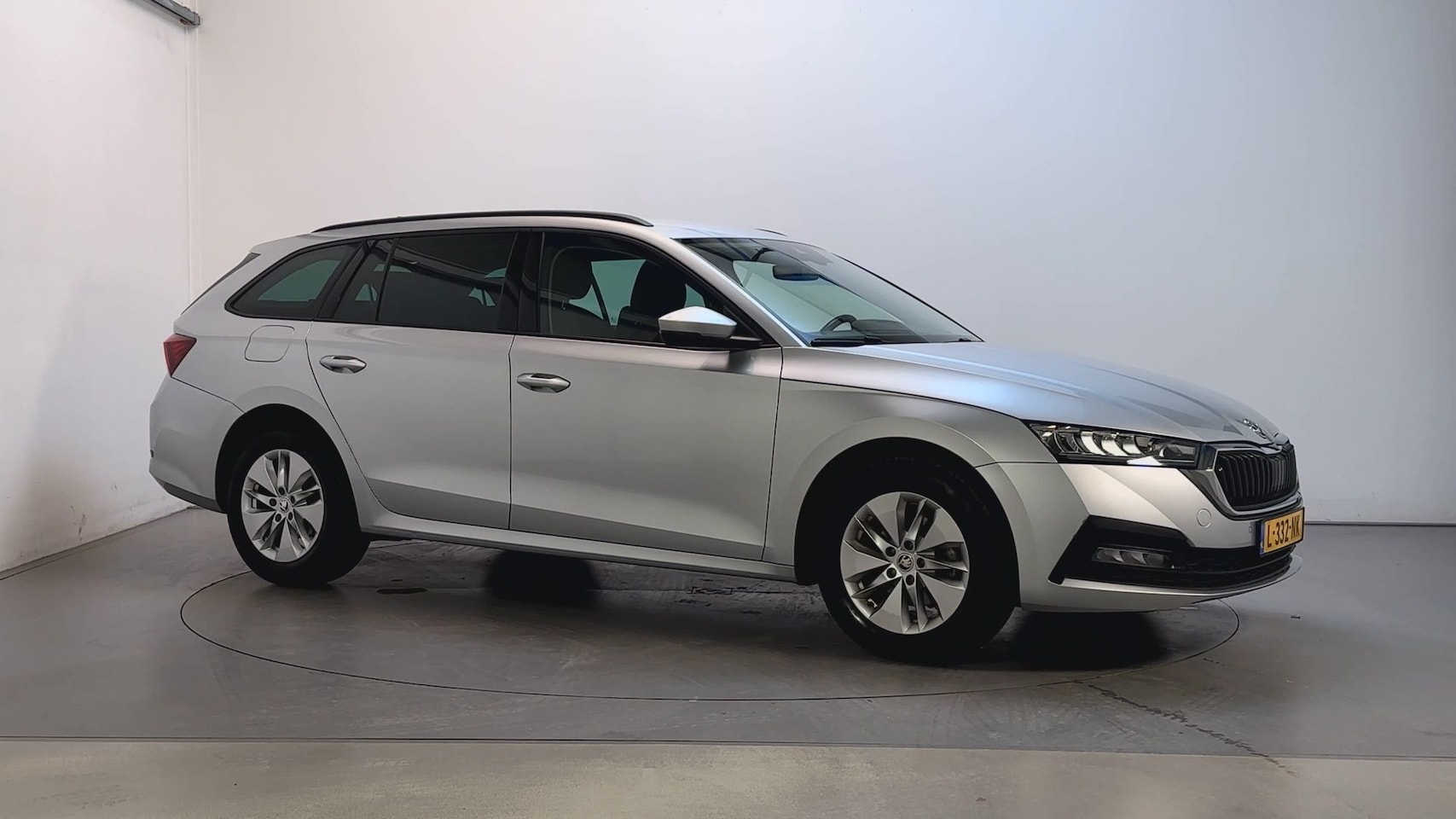 Skoda Octavia Combi - 1.0 TSI 110pk Business Edition Navigatie Sfeerverlichting Parkeersensoren DAB+ - AutoWereld.nl