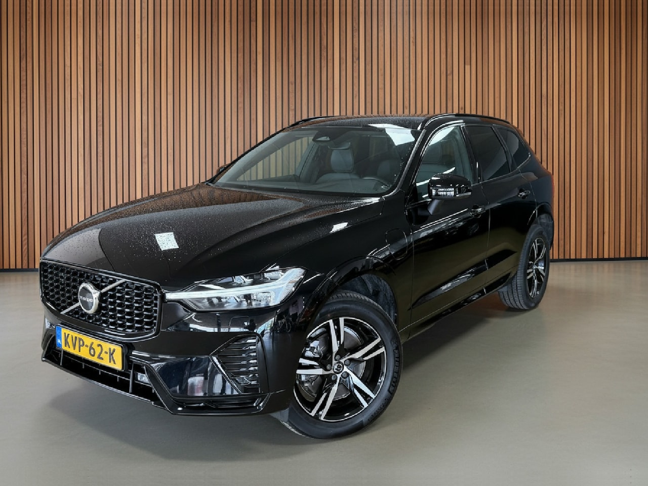 Volvo XC60 - 2.0 T6 Plug-in hybrid AWD R-Design | Elektr. Trekhaak | H&K - AutoWereld.nl