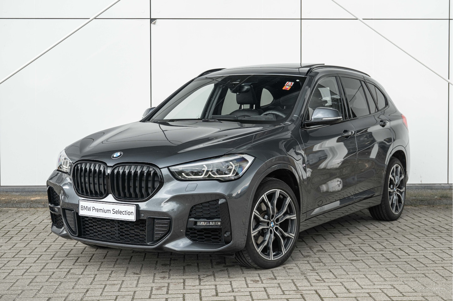 BMW X1 - xDrive25e M Sport Automaat / Panoramadak / Trekhaak / Sportstoelen / Head-Up / Achteruitri - AutoWereld.nl