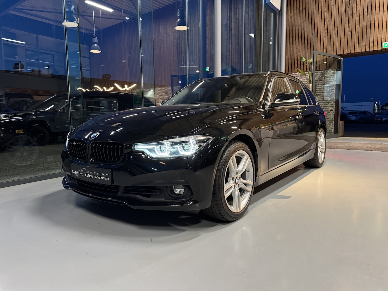 BMW 3-serie Touring - 318i High Exe aut. 18" stoelverw. elektr. achterklep - AutoWereld.nl