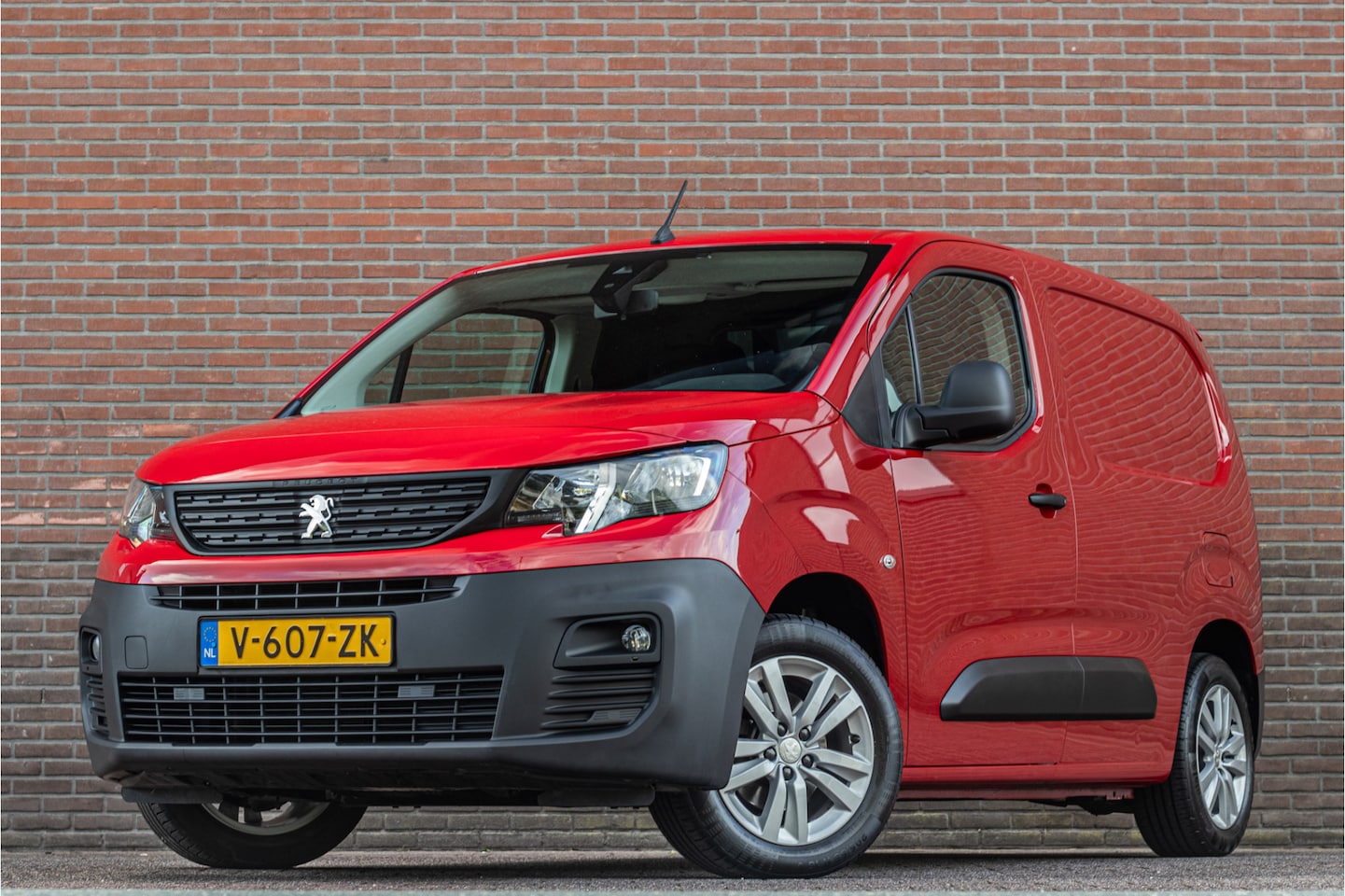 Peugeot Partner - 1.6 BlueHDI Premium 1.6 BlueHDI Premium, 128.000km NAP, Stoelverwarming, PDC, Trekhaak, Carplay, Airco, Cruise - AutoWereld.nl