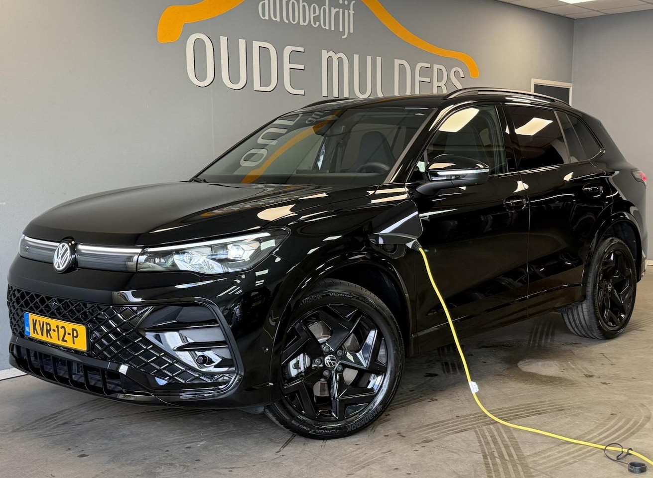 Volkswagen Tiguan - 1.5 eHybrid R-Line Full Black | Trekhaak | Adaptieve Cruise | Massage | 360  | Sfeer |  Ca - AutoWereld.nl