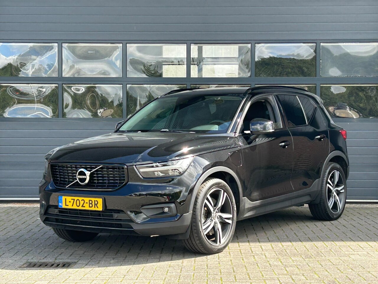 Volvo XC40 - 1.5 T4 RECHARGE R-DESIGN EXPRESSION (86% SOH) I P-CAMERA I NAVIGATIESYSTEEM I STOELVERWARM - AutoWereld.nl