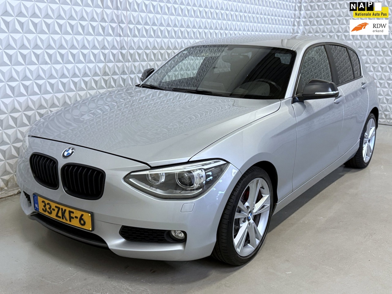 BMW 1-serie - 118i Business Airco Cruise Leder Trekhaak Xenon (2012) - AutoWereld.nl