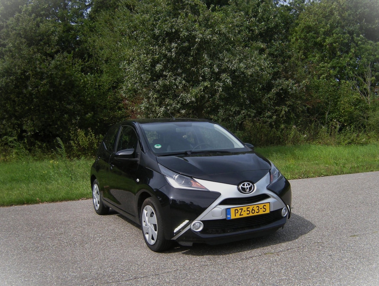 Toyota Aygo - 1.0 VVT-i x-play . 5 Drs . Airco . Navigatie . Achteruitrij camera . elec ramen enz - AutoWereld.nl