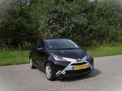 Toyota Aygo - 1.0 VVT-i x-play . 5 Drs . Airco . Navigatie . Achteruitrij camera . elec ramen enz