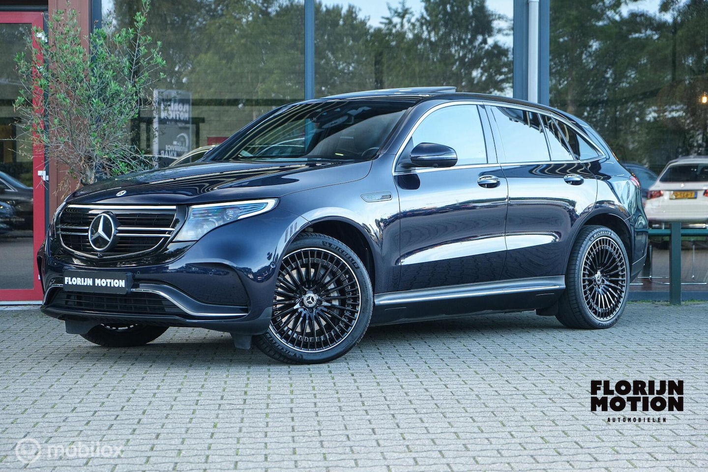 Mercedes-Benz EQC - 400 4MATIC AMG Line Premium+ 80 kWh | 95,7% SOH | Schuif-kanteldak | Trekhaak | HUD | ACC - AutoWereld.nl