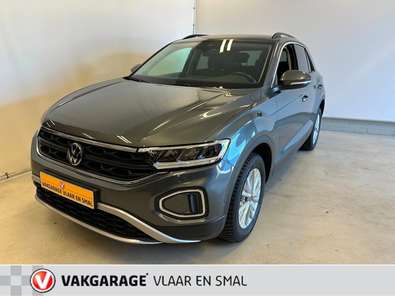 Volkswagen T-Roc - 1.0 TSI Life- 3d virtual cockpit-Lane + Front assist-Carplay spotify-Navigatie-Stoelverwar - AutoWereld.nl