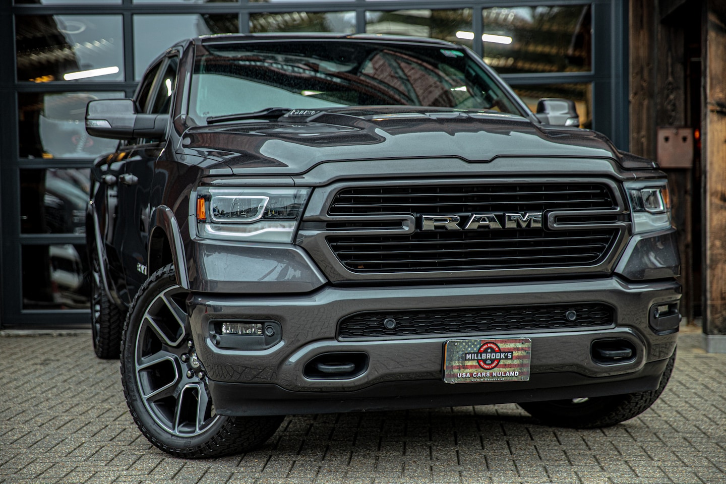Dodge Ram 1500 - 5.7 V8 4x4 Crew Cab Laramie 5.7 V8 4x4 Crew Cab Laramie - AutoWereld.nl