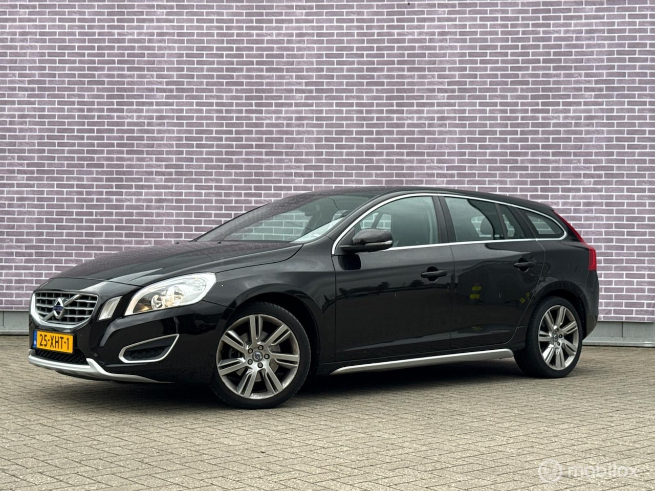 Volvo V60 - 1.6 T3 Momentum Compl. Volvo onderhouden Navi, Leer - AutoWereld.nl