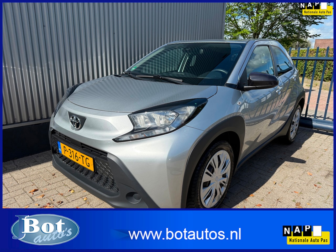 Toyota Aygo X - 1.0 VVT-i MT Play / 3X AYGO X OP VOORRAAD!! / APPLE CARPLAY / CAMERA / AIRCO / CRUISE CONT - AutoWereld.nl