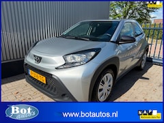 Toyota Aygo X - 1.0 VVT-i MT Play / 3X AYGO X OP VOORRAAD / APPLE CARPLAY / CAMERA / AIRCO / CRUISE CONTRO