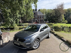 Volkswagen T-Roc - 1.5 TSI Style | 51.000KM | Camera | Trekhaak | Keyless | Adaptive | CarPlay |