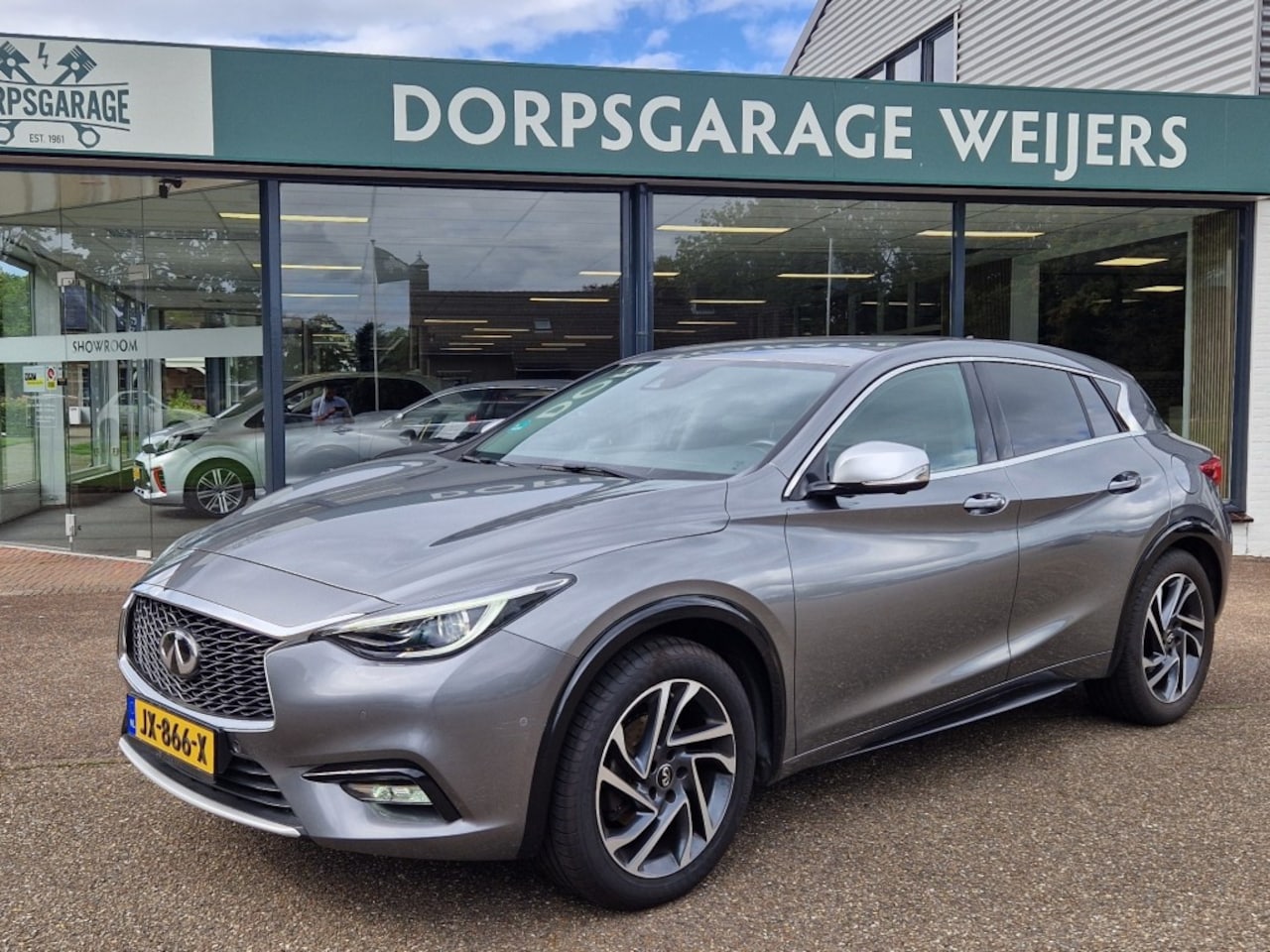 Infiniti Q30 - 1.6t Premium 1.6T Premium, Navi, 360camera, Trekhaak, Leder/Alcantara, Dealeronderhouden,DAB - AutoWereld.nl